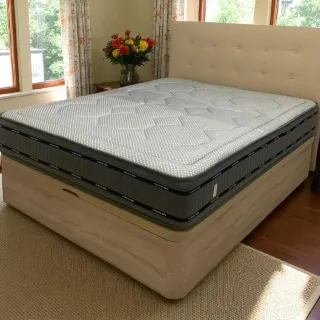 Colchón y canapé de madera y tela