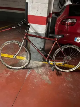 Bicicleta de montaña STRIKE roja