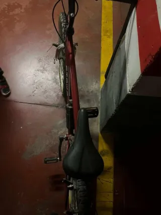 Bicicleta de montaña STRIKE roja