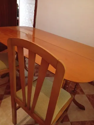 Mesa y 3 sillas madera