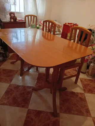 Mesa y 3 sillas madera