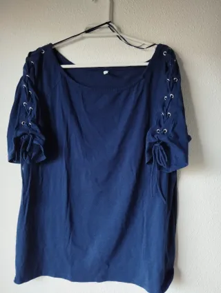 Blusa azul con cordones en mangas