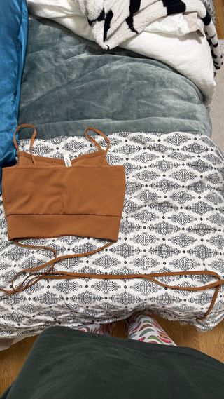 Top corto marrón con tirantes