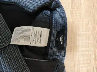 Traje de chaqueta gris y azul