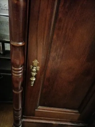 Mesita de noche de madera y mármol verde