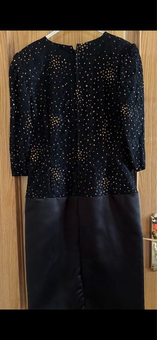 Traje de fiesta negro con detalles dorados