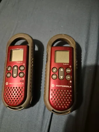 2 x Motorola TLKR-T5 Walkie Talkies