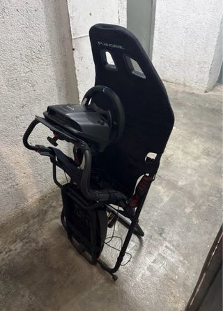 Volante Logitech y silla playseat