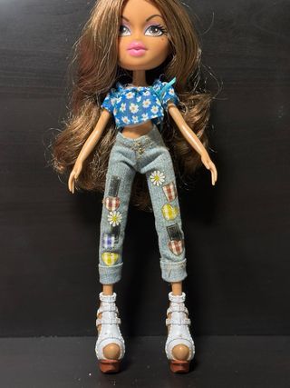 Muñeca Bratz de la linea Hola mi Nombre es Yasmin