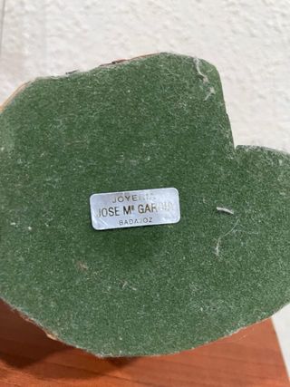 Encina de plata sobre base de madera