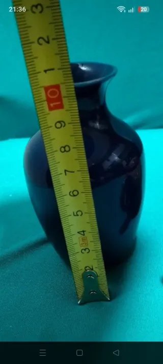 Jarrón azul con diseño de pavo real