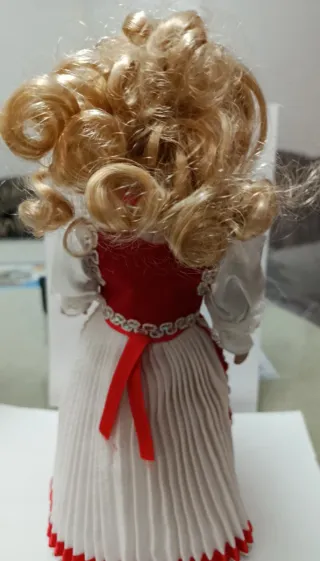 2 Muñeca de Porcelana Vestido Tradicional Hungría