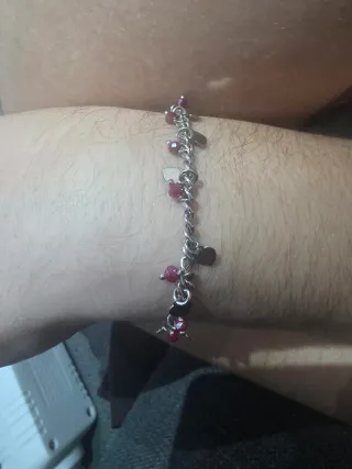 Pulsera de plata con detalles rojos