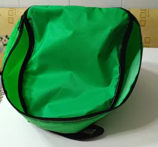 Patines de ruedas blancos con cordones rojos