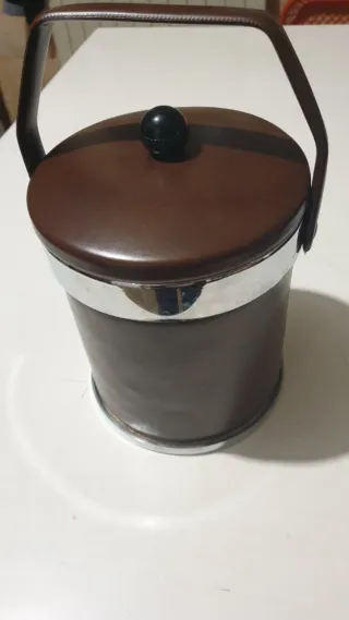 Balde para gelo em pele castanho