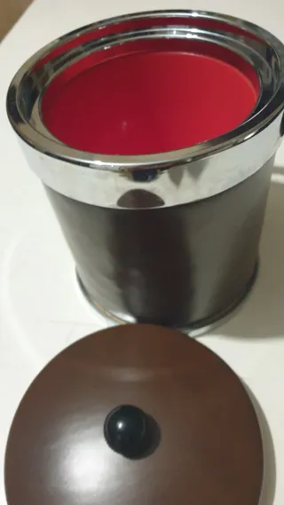 Balde para gelo em pele castanho