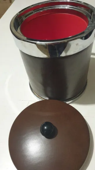 Balde para gelo em pele castanho