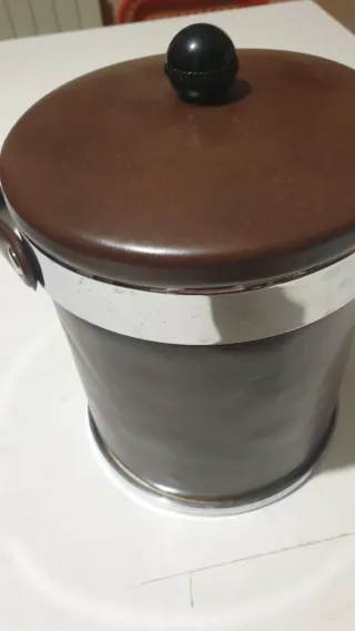 Balde para gelo em pele castanho