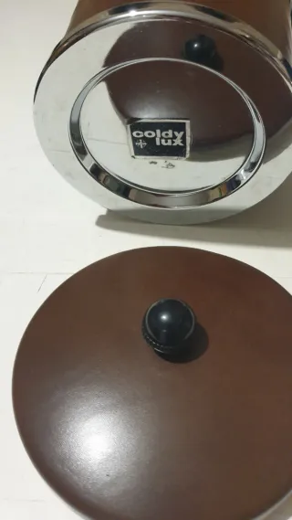 Balde para gelo em pele castanho