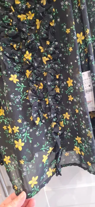 Blusa Zara floral negra con volantes