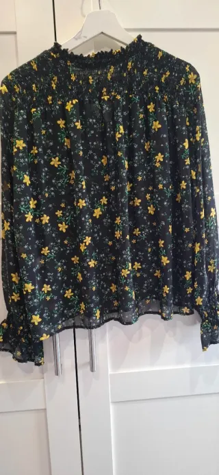 Blusa Zara floral negra con volantes