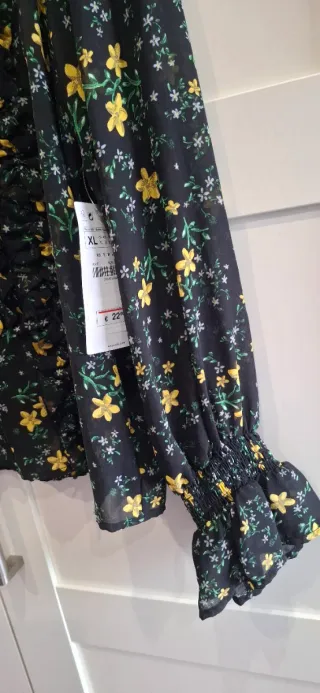 Blusa Zara floral negra con volantes