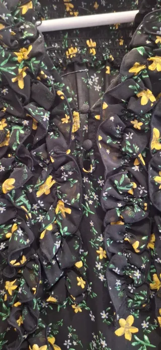 Blusa Zara floral negra con volantes