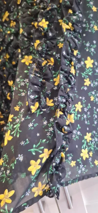 Blusa Zara floral negra con volantes