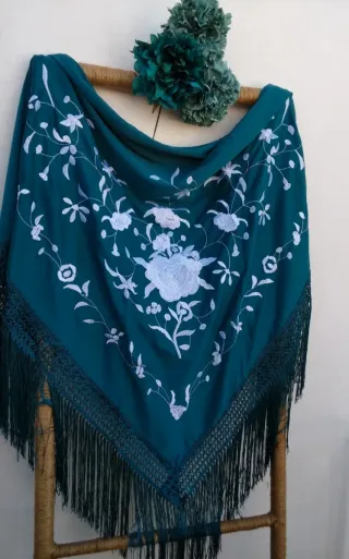 Mantón bordado floral verde azulado