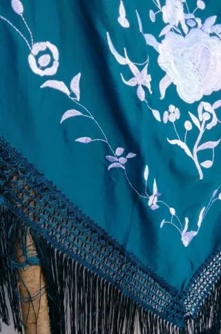 Mantón bordado floral verde azulado