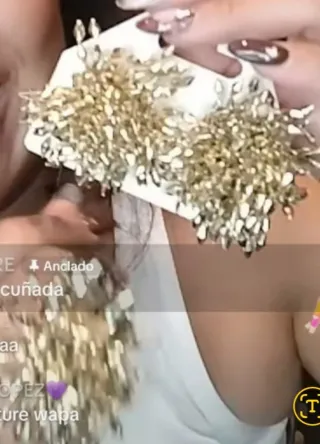 Pendientes y anillo dorados