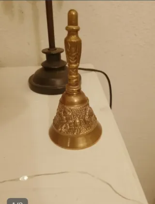 Campanilla de bronce decorada