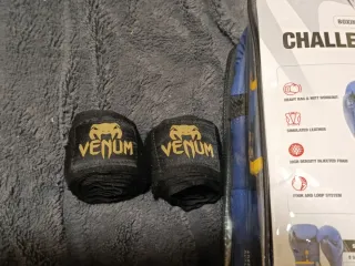 Guantes Venum Challenger 4.0 12oz + Vendas