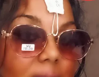 Gafas de sol rosadas y doradas