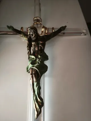 Crucifijo de bronce y cristal