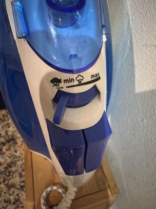 Plancha de vapor azul y blanca