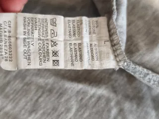 Camiseta gris flores LOVE IS LOVE Talla M