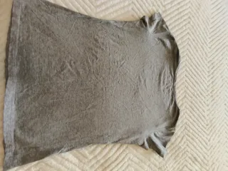 Camiseta gris flores LOVE IS LOVE Talla M