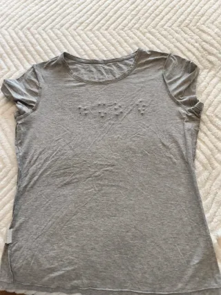 Camiseta gris flores LOVE IS LOVE Talla M