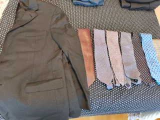 Chaqueta de caballero y 7 corbatas