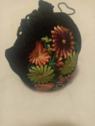 Bolso de antelina con flores bordadas