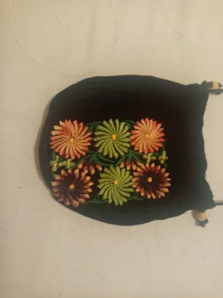 Bolso de antelina con flores bordadas