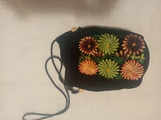 Bolso de antelina con flores bordadas