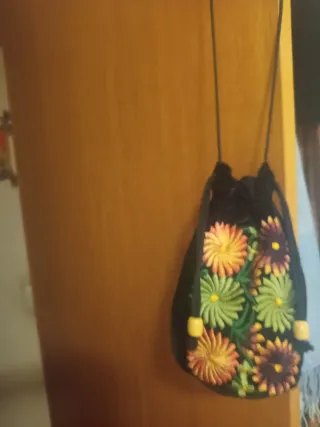 Bolso de antelina con flores bordadas