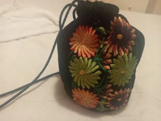 Bolso de antelina con flores bordadas