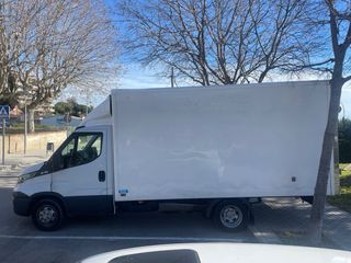 Vaciados de pisos y naves con furgoneta carrozada