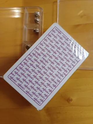 Baraja española con amarracos con el logo de Renfe