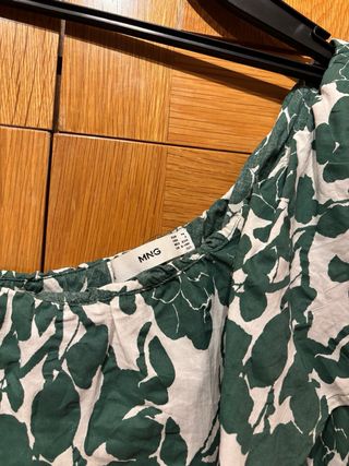 Vestido MANGO. Estampado floral en blanco y verde