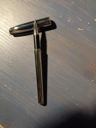 Bolígrafo plateado con capucha con logo de Renfe