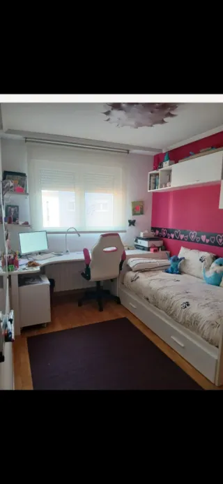 Dormitorio con cama, zapatero, escritorio y almace